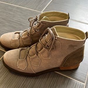 Lace up Sorel boots women’s size 8